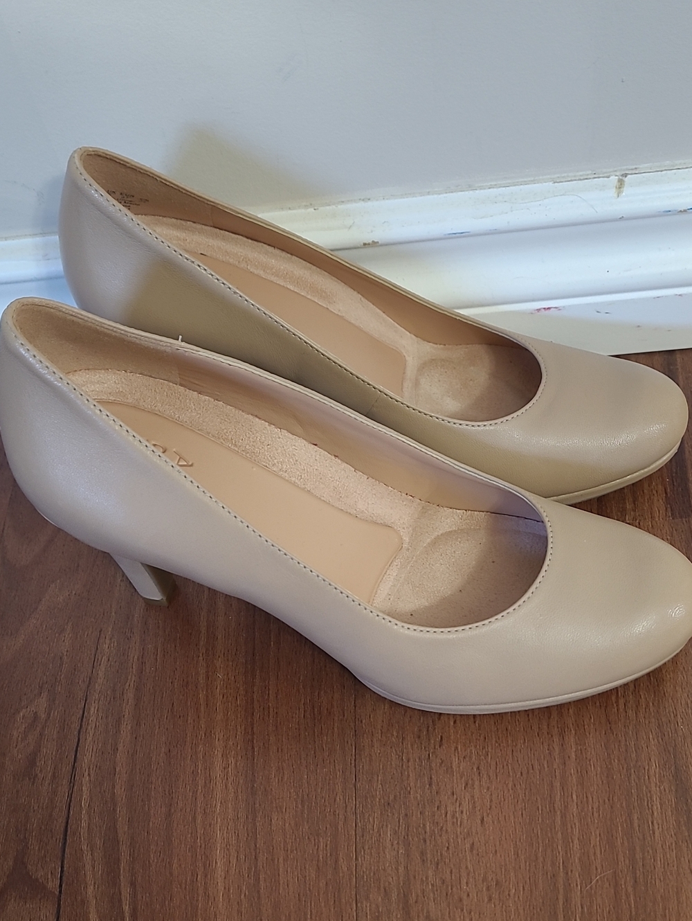 Naturalizer Women's Nude Leather Mid Heel Pumps